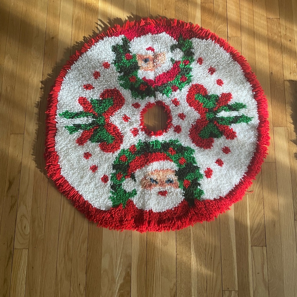 Vintage 70s Latch & Hook Santas & Bows Print Christmas Tree Skirt